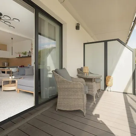 Grey - - Basen - - Parking- Taras